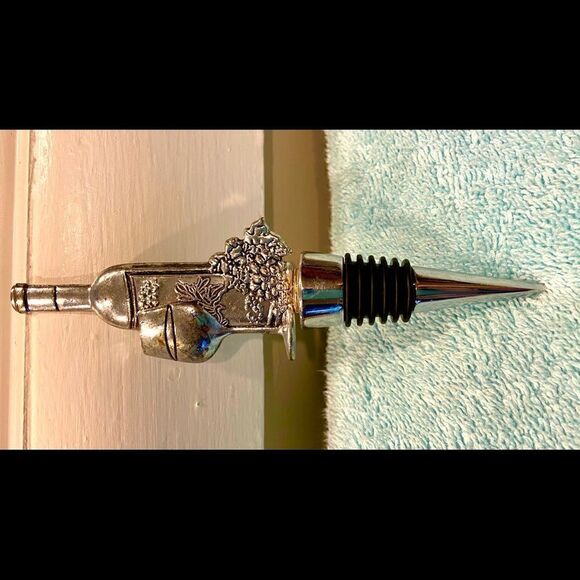 Silver Toned Wine Stopper: Grapes, Wine Bottle, Wine Glass Excellent Condition. - Picture 4 of 6